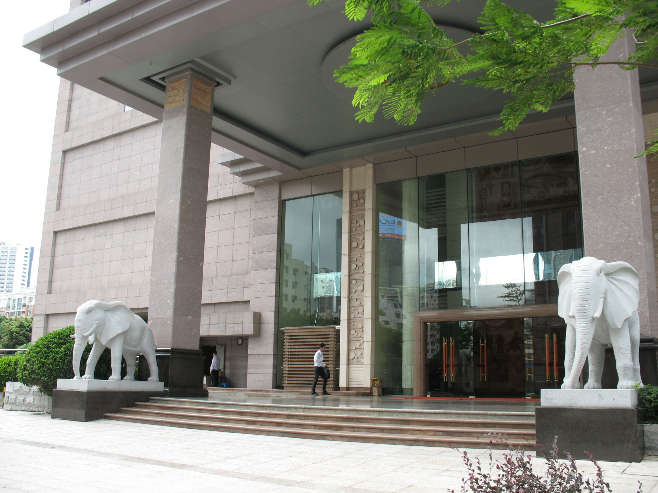 2010年  財富大廈道路隔離帶